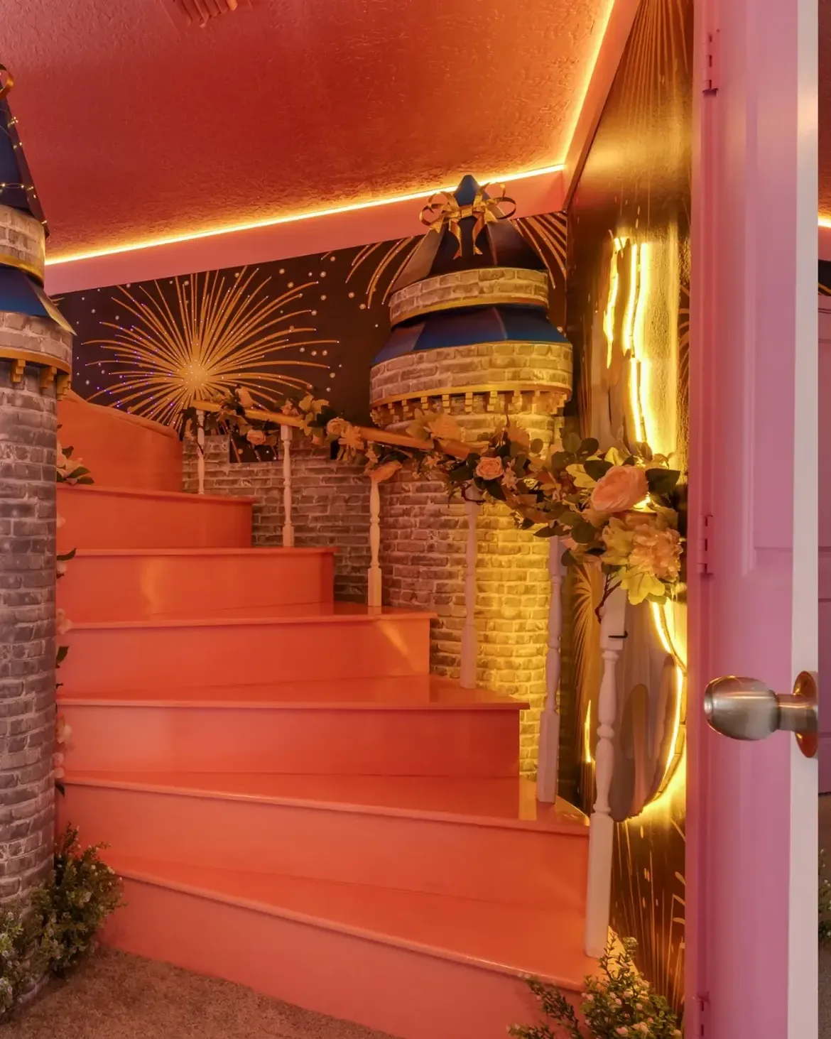 Escada cenográfica em casa temática de Champions Gate