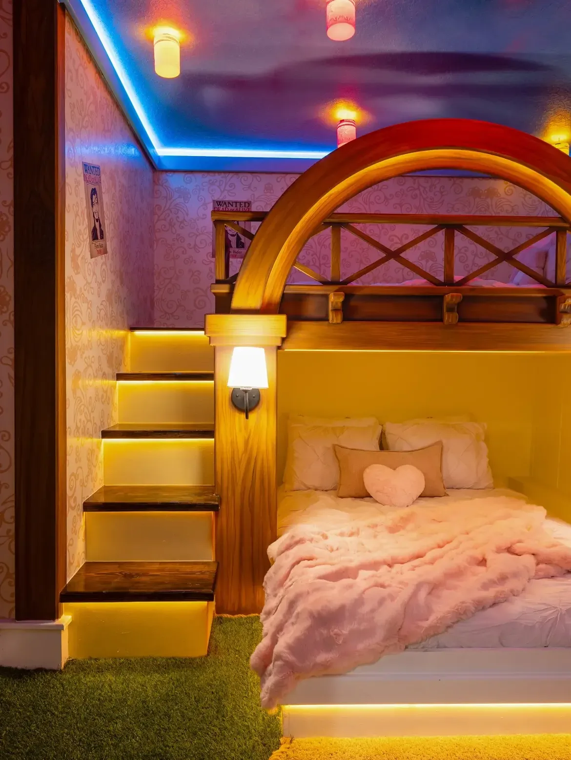 Cama em arco iluminada em projeto residencial